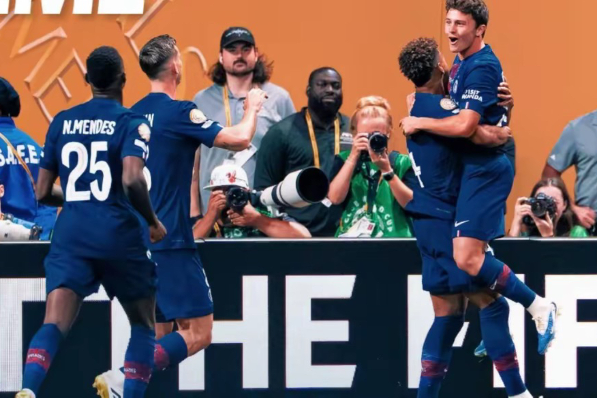 包含转会期葡超焦点战，底特律活塞绝杀压哨，球迷炸锅，细节决定成败的词条