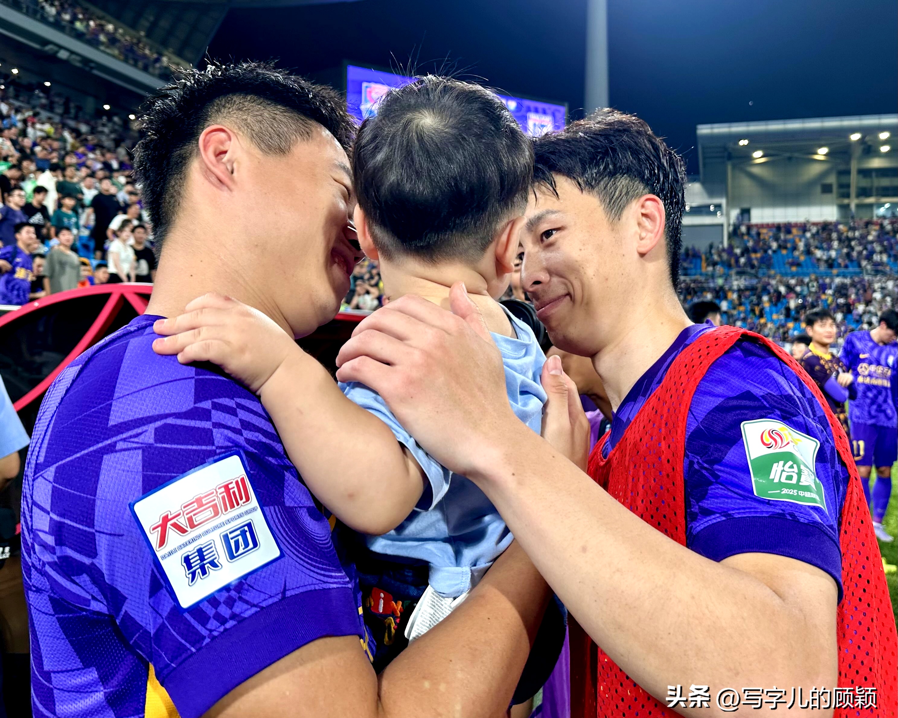 包含赛后中超传出新动向；尼斯回应争议；管理层表态——质疑声仍在；更衣室氛围转暖的词条